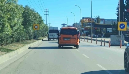 Emniyet kemerini kazalı kapıya bağladı