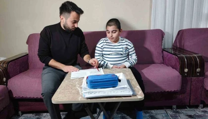 Evde eğitimle derslerini aksatmıyor, polis olma hayali kuruyor