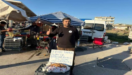 Ferdi Tayfurun ölüm yıldönümünde lokum ve bisküvi dağıttı