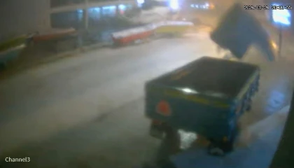 Finikede hortumun römorku yerinden oynattığı anlar güvenlik kamerasında