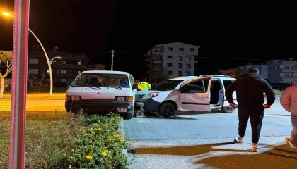 Gazipaşada iki kamyonet çarpıştı: 1 yaralı