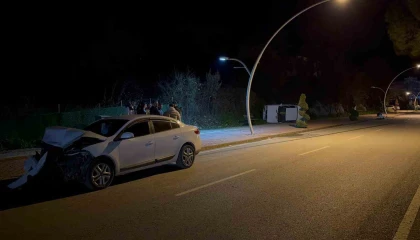 Gazipaşada park halindeki otomobile çarpan sürücü kaçtı