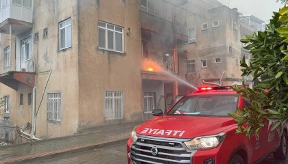 Gazipaşada üç katlı evin ikinci katında yangın çıktı