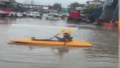 Gölde değil sokakta kano keyfi