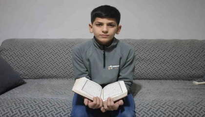 Hafızlık eğitimini tamamlayan 11 yaşındaki çocuk, güzel haberi babasıyla gözyaşları içerisinde paylaştı
