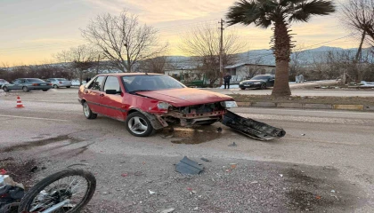 Hassada otomobille çarpışan motosikletin sürücüsü yaralandı