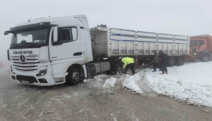 Hatayda karla kaplı yolda sürücüler zor anlar yaşadılar