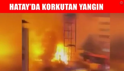Hatayda korkutan yangın: Akaryakıt istasyonunun yanındaki bina alevlere teslim oldu