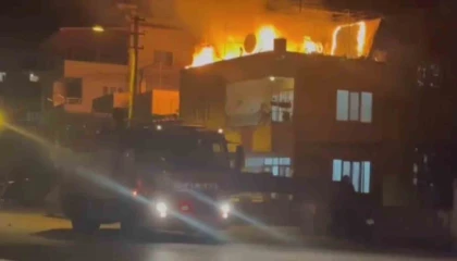 Hatayda müstakil evin damı alevlere teslim oldu