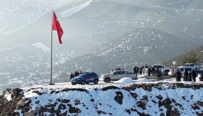 Hatayın zirvesinde gururlandıran bayrak değişimi