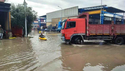 Her yağmurda göle dönen sokakta kano kullanmayı öğrendi