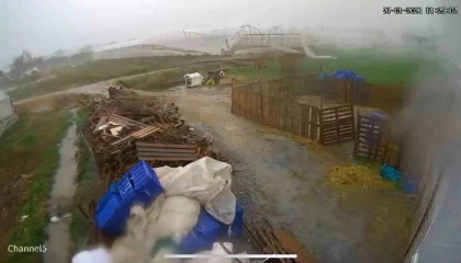 Hortum saniyeler içinde serayı yerle bir etti: O anlar kamerada