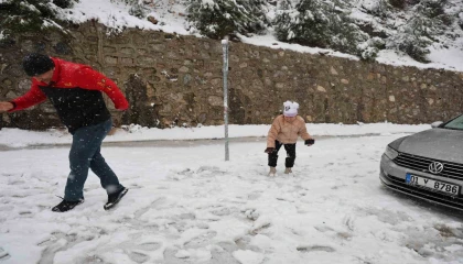 İlk kez kar yağışını izlediler