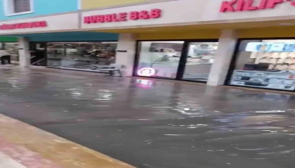 İskenderun ayakkabıcılar çarşısı sular altında kaldı