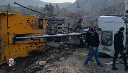 İskenderunda devrilen hafriyat kamyonunun sürücüsü yaralandı