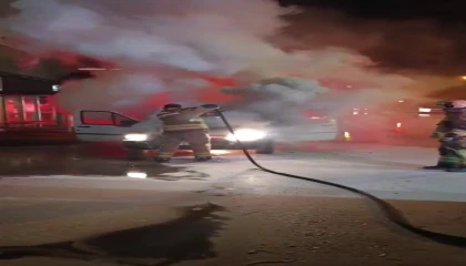 İskenderunda seyir halindeki araç alevlere teslim oldu