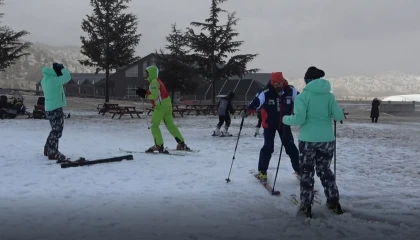 Isparta Davrazda suni karla kayak keyfi devam ediyor