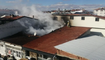 Ispartada hurda işletmesinin çatısında yangın
