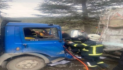 Ispartada kamyonet ile mikser çarpıştı: 1 yaralı