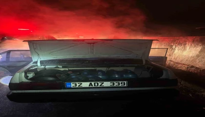 Ispartada seyir halindeki Fiat Tofaş otomobil alev aldı