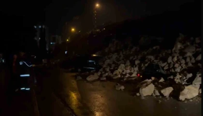 İstinat duvarı park halindeki araçların üzerine çöktü