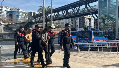 Jandarmayı görünce çaldıkları avokadoları bırakıp kaçtılar