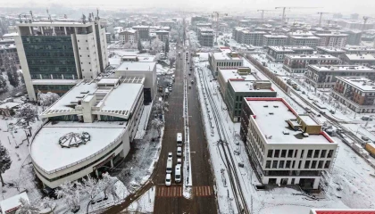 Kahramanmaraşta kar sevinci yaşanırken, ekipler de sahada görev yapıyor