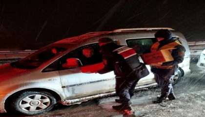 Kahramanmaraşta yolda mahsur kalan vatandaşlara jandarmadan yardım