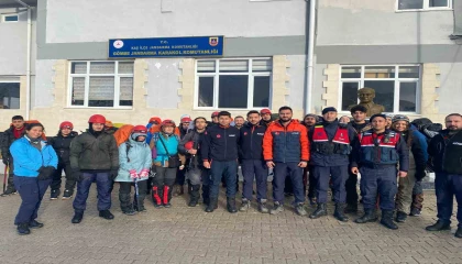 Kamp için çıktıkları dağda mahsur kalan 24 kişiyi AFAD ekipleri kurtardı