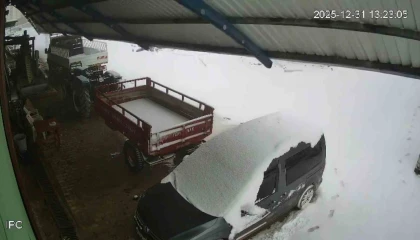 Kar kütlesini taşıyamayan çatı araçların üzerine çöktü