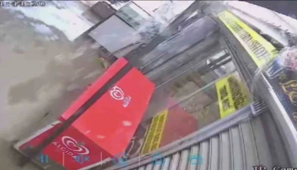 Kar kütlesini taşıyamayan plastik çatının yerle bir olmasıyla korku dolu anlar yaşadılar