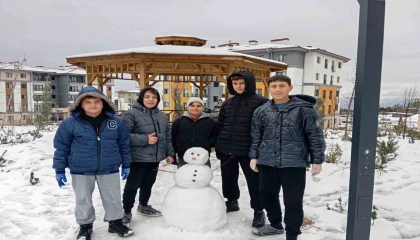 Kar yağışı sürücülere zor anlar yaşatırken çocukları mutlu etti