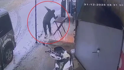 Kar yağışından dolayı kayganlaşan zemine ayağını atan yerle bir oldu