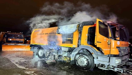 Karayollarına ait kamyon alevlere teslim oldu