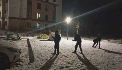 Hatay'da Karla kaplanan yolda eğlenmek isteyenler soluğu sokakta aldı