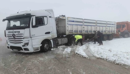 Karla kaplı yollarda mahsur kalan vatandaşların yardımına polis koştu