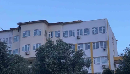 Kaşta fırtına bir okulun çatısına zarar verdi