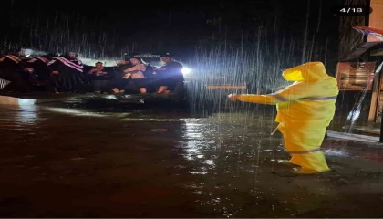 Kemerde sağanak yağışta mahsur kalanları jandarma kurtardı