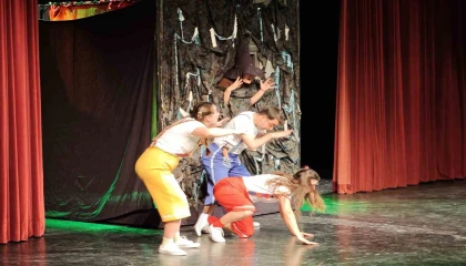 Kepez Kent Tiyatrosu yılın ilk çocuk oyununu sahneledi