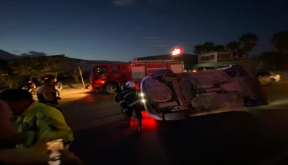 Kırıkhanda yan yatan otomobilin sürücüsü yaralandı