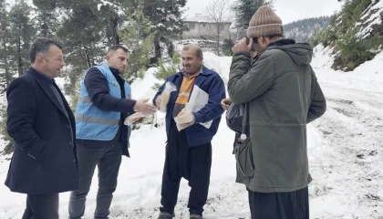 Kış günü belediye ekiplerinden ikram