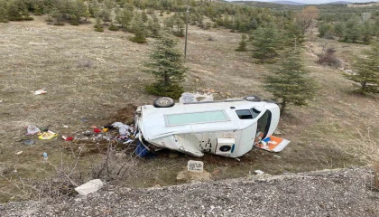 Kontrolden çıkan kamyonet şarampole yuvarlandı: 3 yaralı