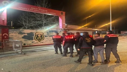 Köy evlerini soyan 3 kişilik hırsızlık ekibi, çalıntı eşyaları hurdacıya satarken yakalandı