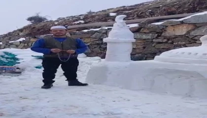 Köyüne kardan cami yaptı