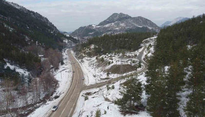 Kozanda kar keyfi: Kardan adama sucuk ekmek ve şalgam ikram ettiler
