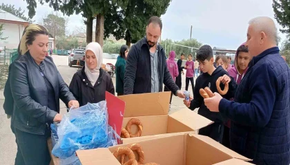 Kozanda şehit aileleri ve gazilerden öğrencilere simit ikramı
