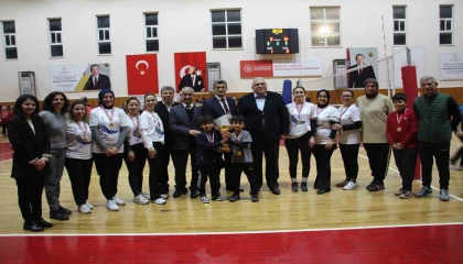 Kumlucada kadınlar öğretmenler arasında düzenlenen voleybol turnuvası sona erdi