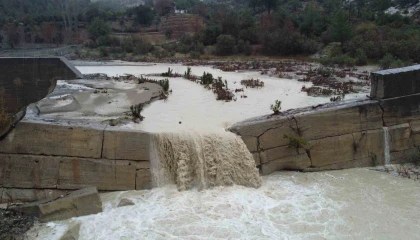 Kuraklıkla kuruyan Deliçay yeniden akmaya başladı, çiftçinin yüzü güldü
