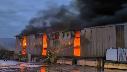 Lastik deposunda çıkan yangın kontrol altına alındı