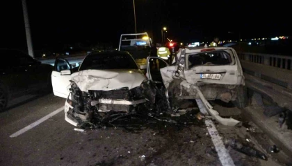 Manavgatta köprülü kavşakta zincirleme kaza: 2 yaralı